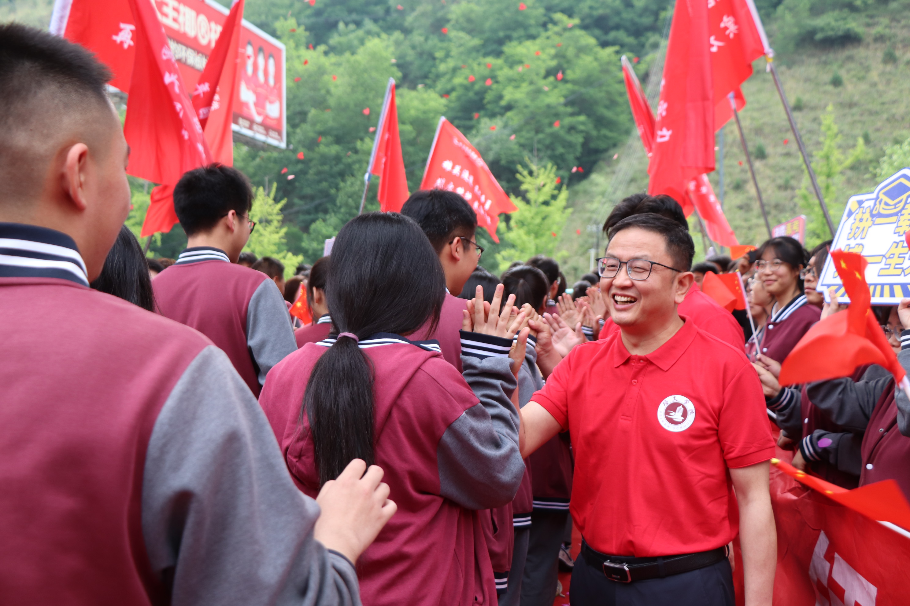 高考必勝 | 攜夢想出征 ，為青春壯行 —— 延安培文實驗學(xué)校高考送考儀式